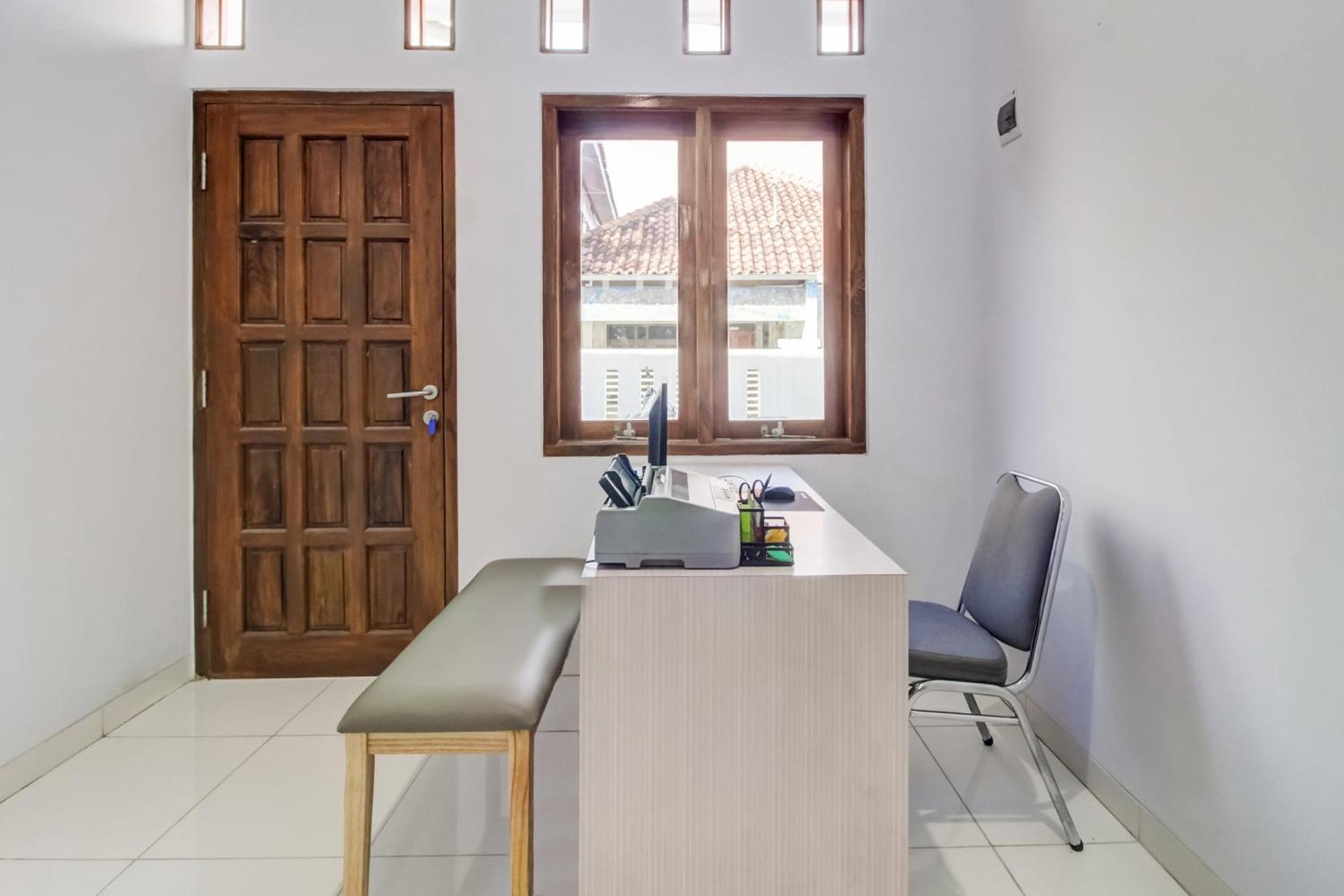 Oyo 91243 Bina Syariah Guest House تْشيريبون المظهر الخارجي الصورة