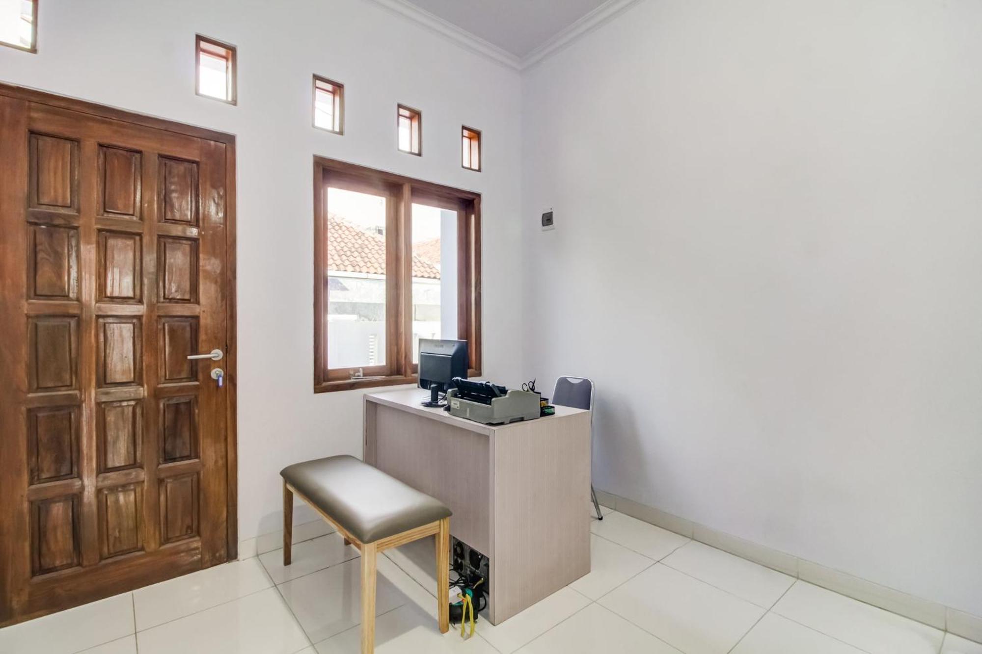 Oyo 91243 Bina Syariah Guest House تْشيريبون المظهر الخارجي الصورة