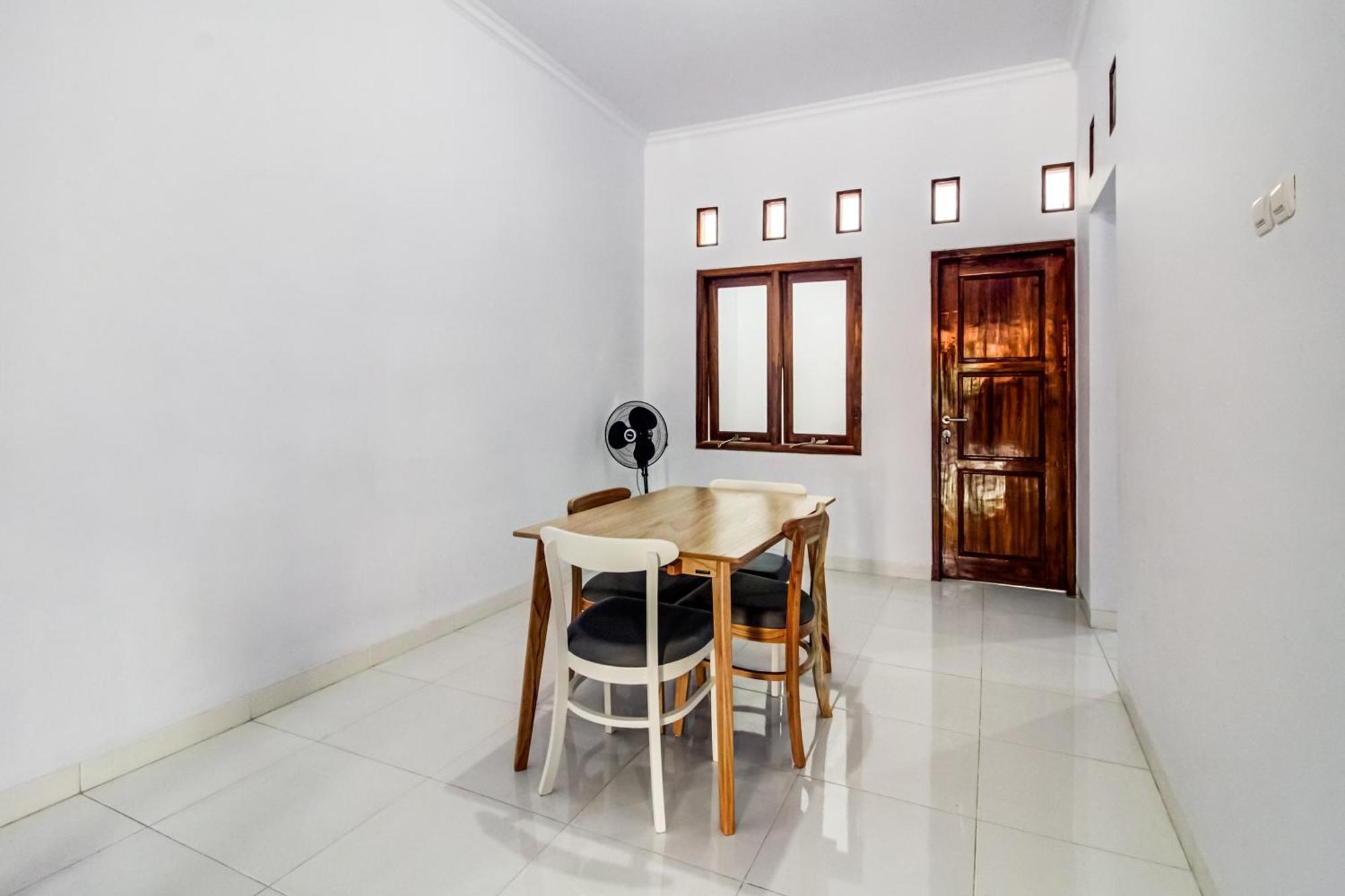 Oyo 91243 Bina Syariah Guest House تْشيريبون المظهر الخارجي الصورة