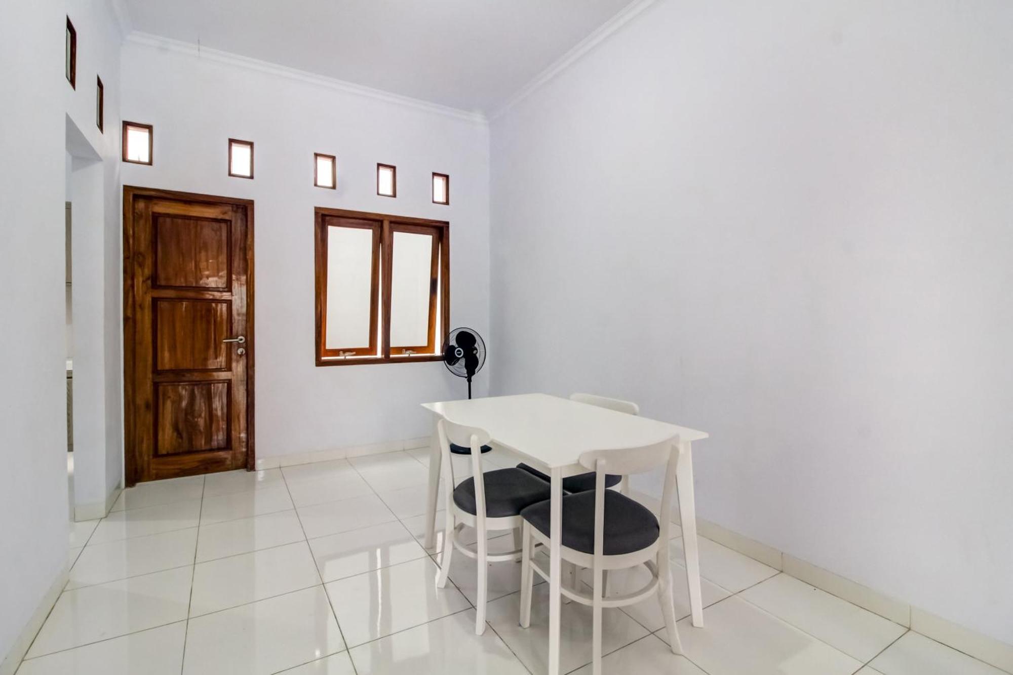 Oyo 91243 Bina Syariah Guest House تْشيريبون المظهر الخارجي الصورة
